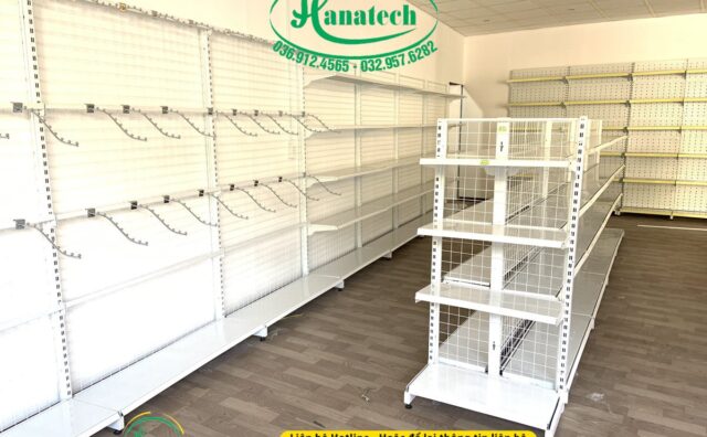 Kệ móc treo quần áo cửa hàng tại TPHCM