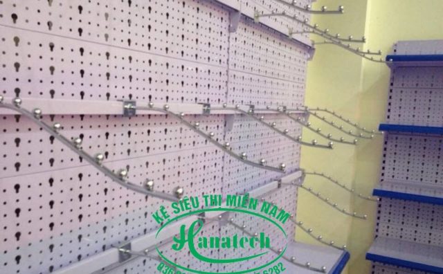 Kệ treo quần áo shop thời trang tại Long An