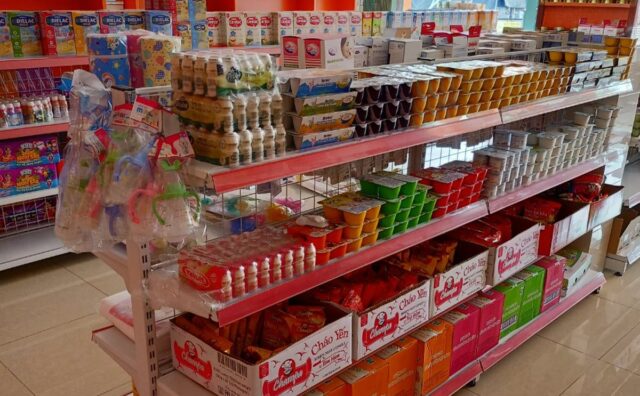 Kệ trưng bày sữa tại Vũng Tàu